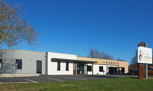 Devanture clinique vétérinaire de la Forêt à Yzernay et Vezins